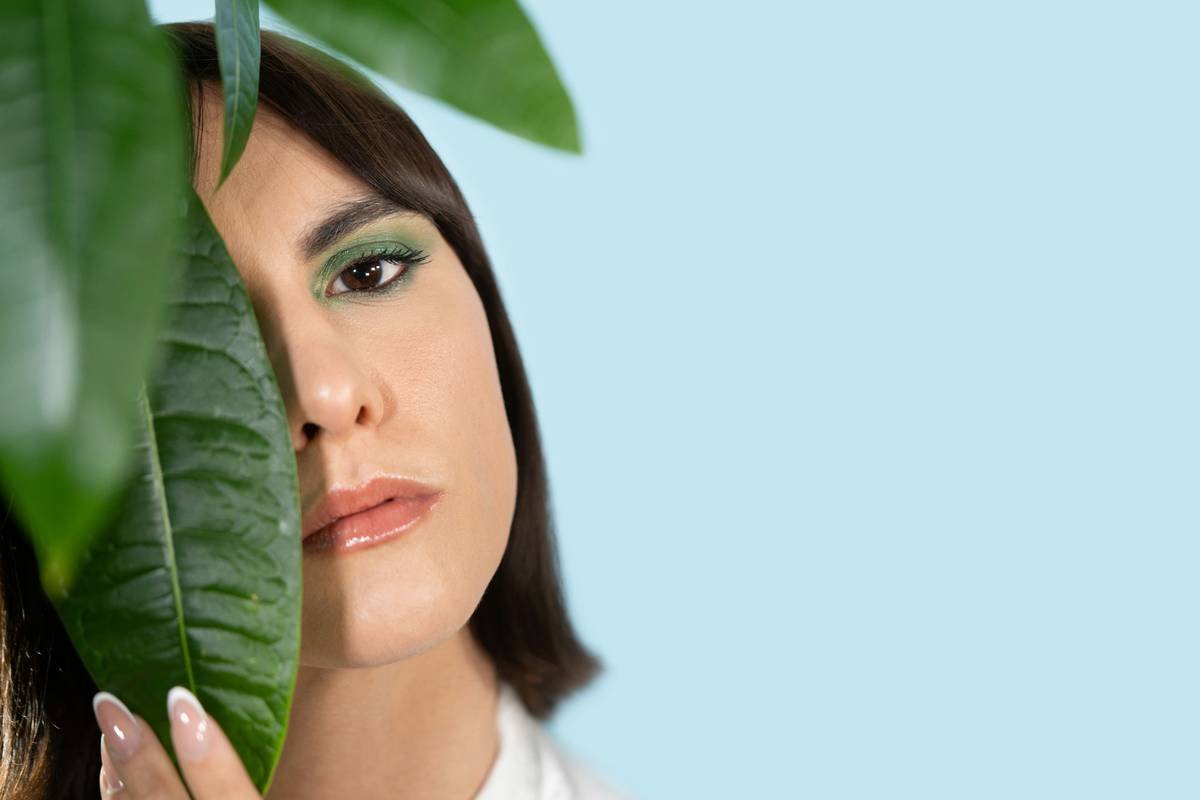 Infographic showing benefits of organic oils for skin