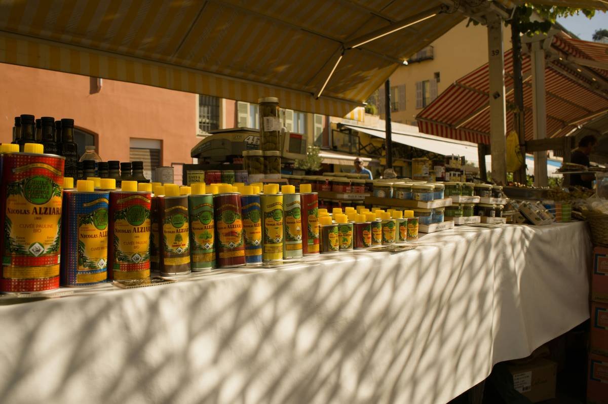 A comparison table showing the differences between organic and synthetic oils