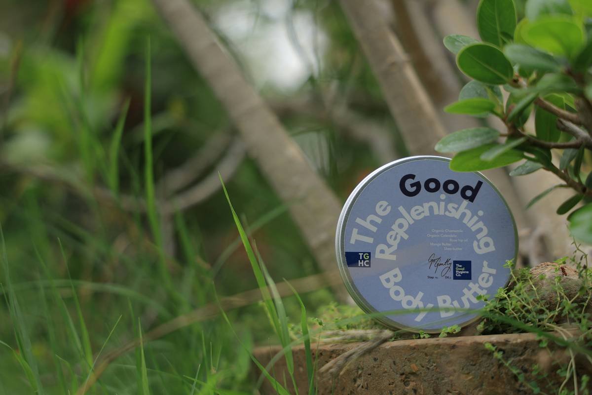 Comparison table showing the benefits of using organic pistachio oil with other common oils.