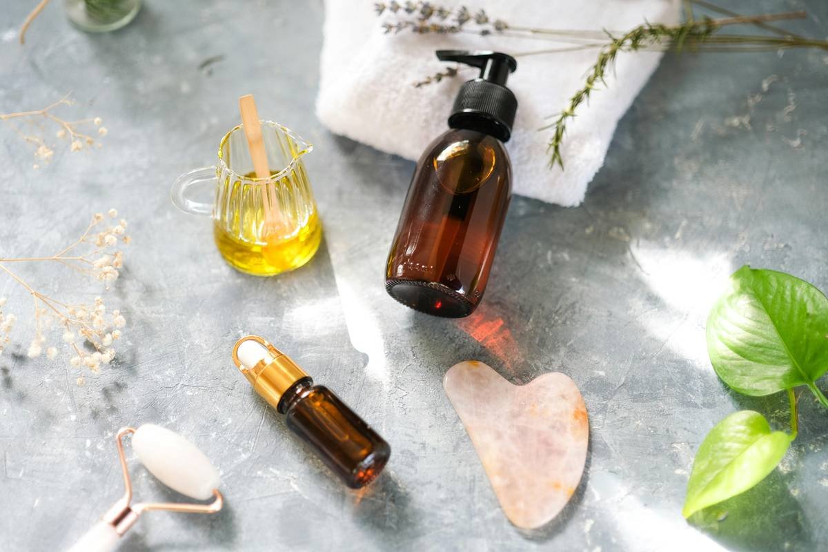 Infographic showing composition of organic almond blend: 60% sweet almond oil, 20% jojoba oil, 15% rosehip oil, 5% vitamin E