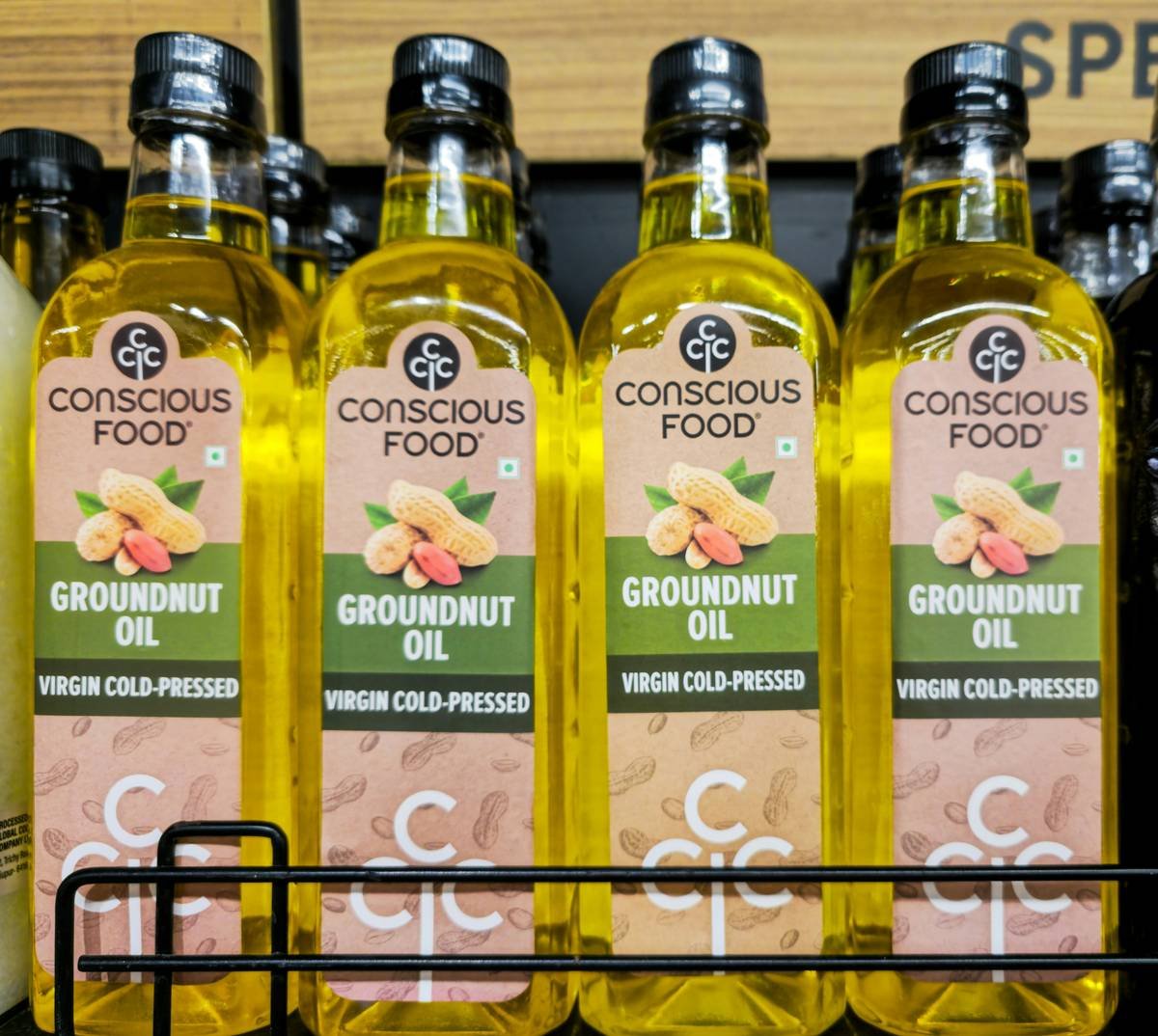 Infographic showing fatty acid composition of peanut oil vs. other carrier oils