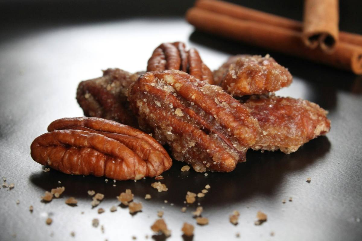 Infographic showing fatty acid composition of organic pecan oil: 68% oleic acid, 24% linoleic acid, 5% palmitic acid, 3% stearic acid