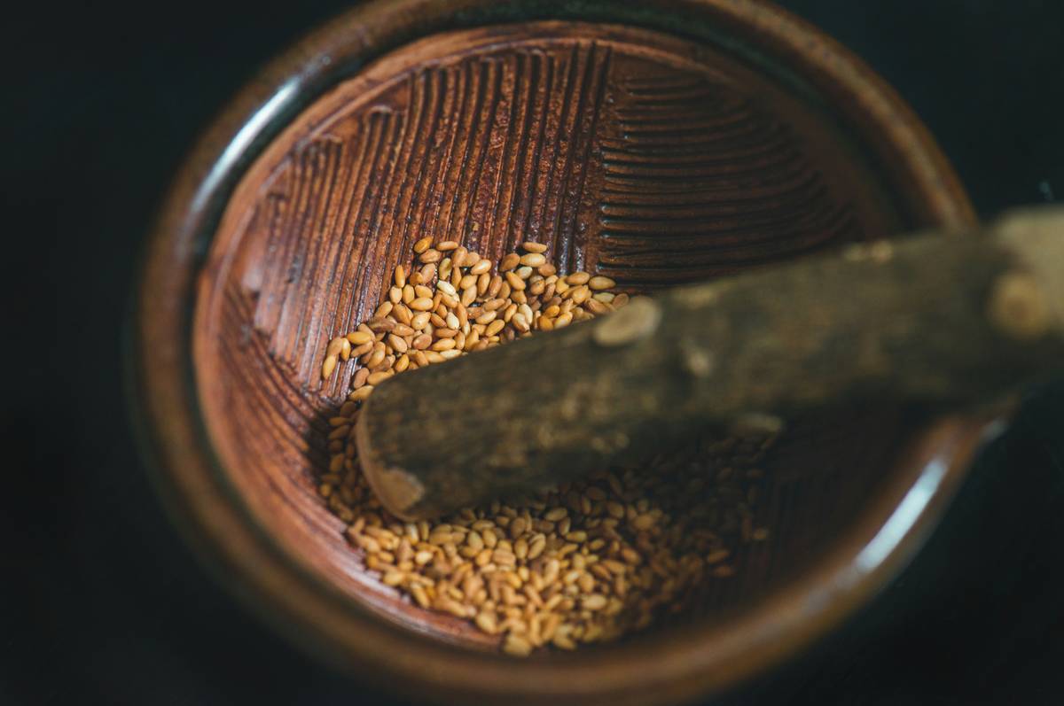 Pie chart showing flaxseed oil fatty acid composition: 57% ALA, 18% oleic acid, 16% linoleic acid, 9% others