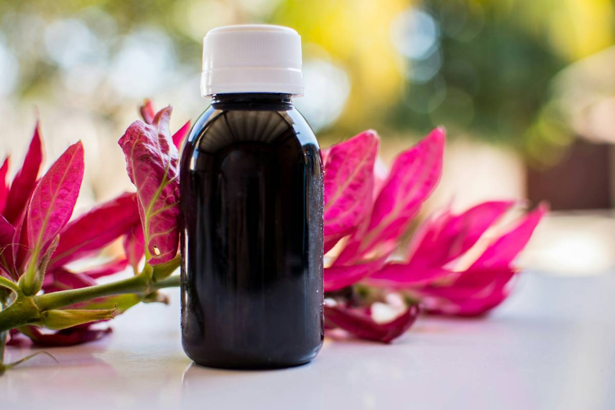 Infographic showing ideal castor oil blending ratios: 10-30% castor oil mixed with 70-90% light carrier oils like jojoba or grapeseed for body use