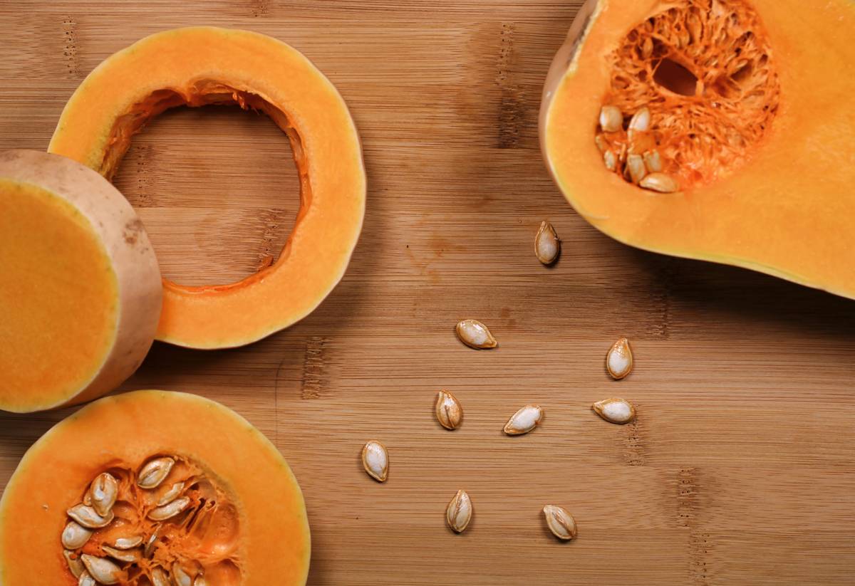Infographic showing pumpkin seed oil composition: 52% linoleic acid, 25% oleic acid, 12% palmitic acid, plus zinc and vitamin E levels
